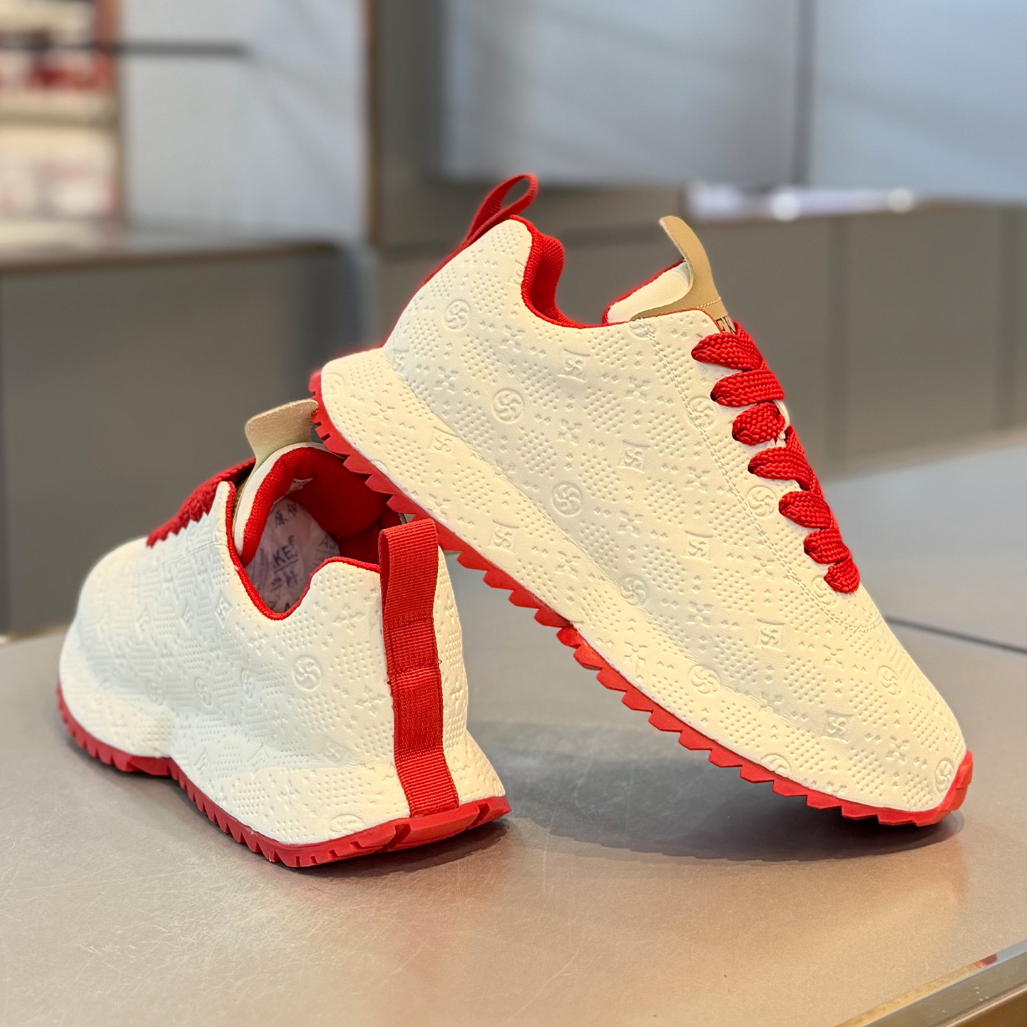 Fashionable and versatile soft sole comfortable men's casual shoes 2026 new design embossed light luxury lightweight sports shoes size 39-44