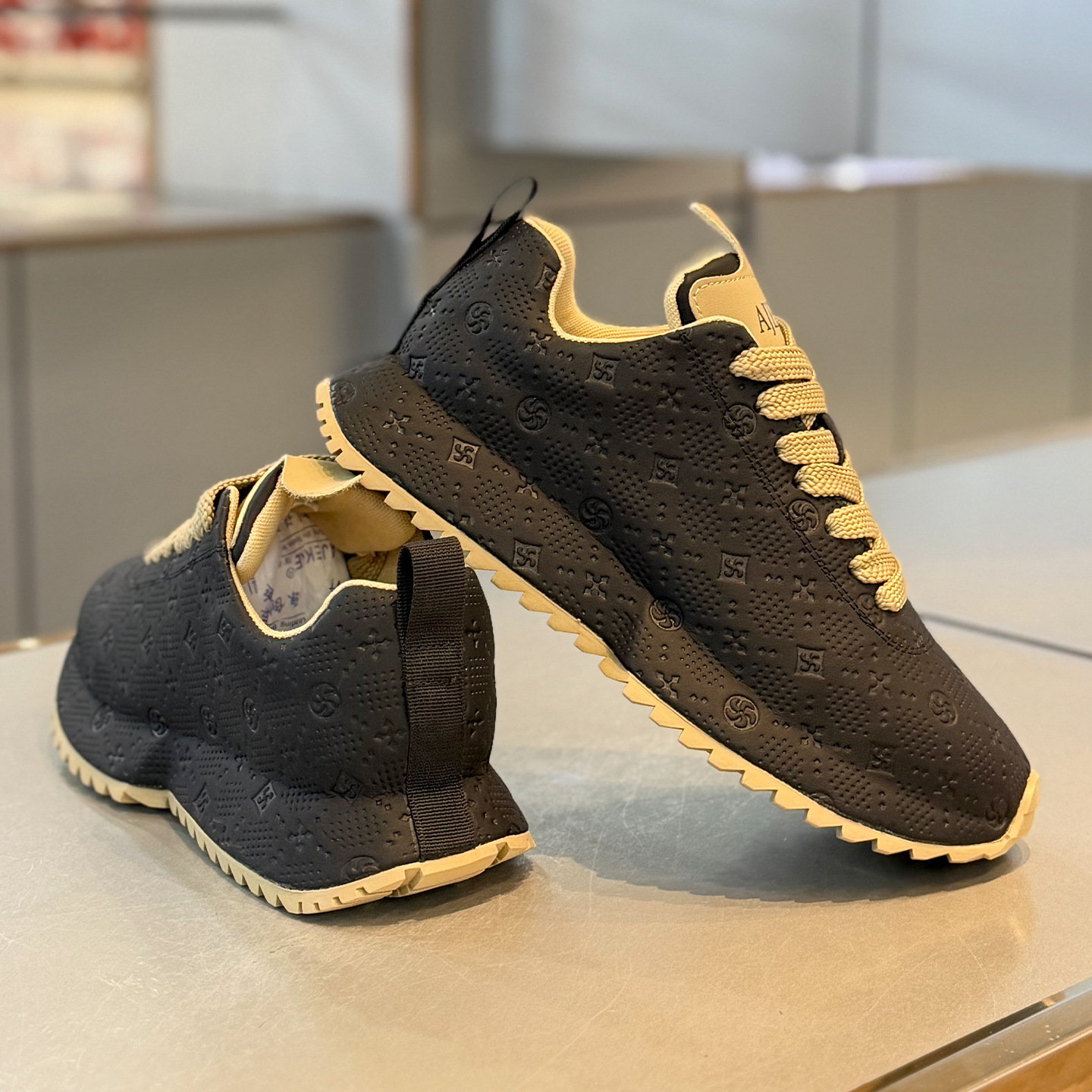 Fashionable and versatile soft sole comfortable men's casual shoes 2026 new design embossed light luxury lightweight sports shoes size 39-44