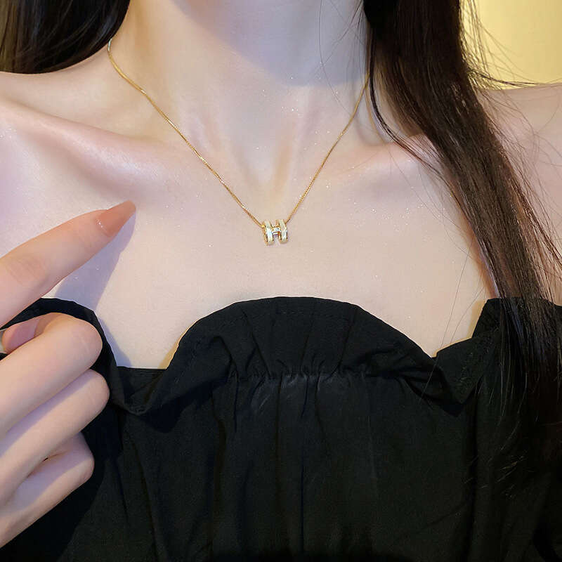 Jewelry Necklace Luxury inspired Collarbone Chain Designer Necklace Genuine Gold-Plated Zirconia Letter Pendant Premium Gift for Your Beloved