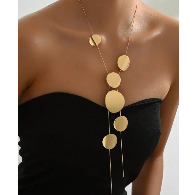Fashion in Europe and The United States Temperament Large Round Piece Long Necklace Womens Personality Simple Collarbone Chain 260107
