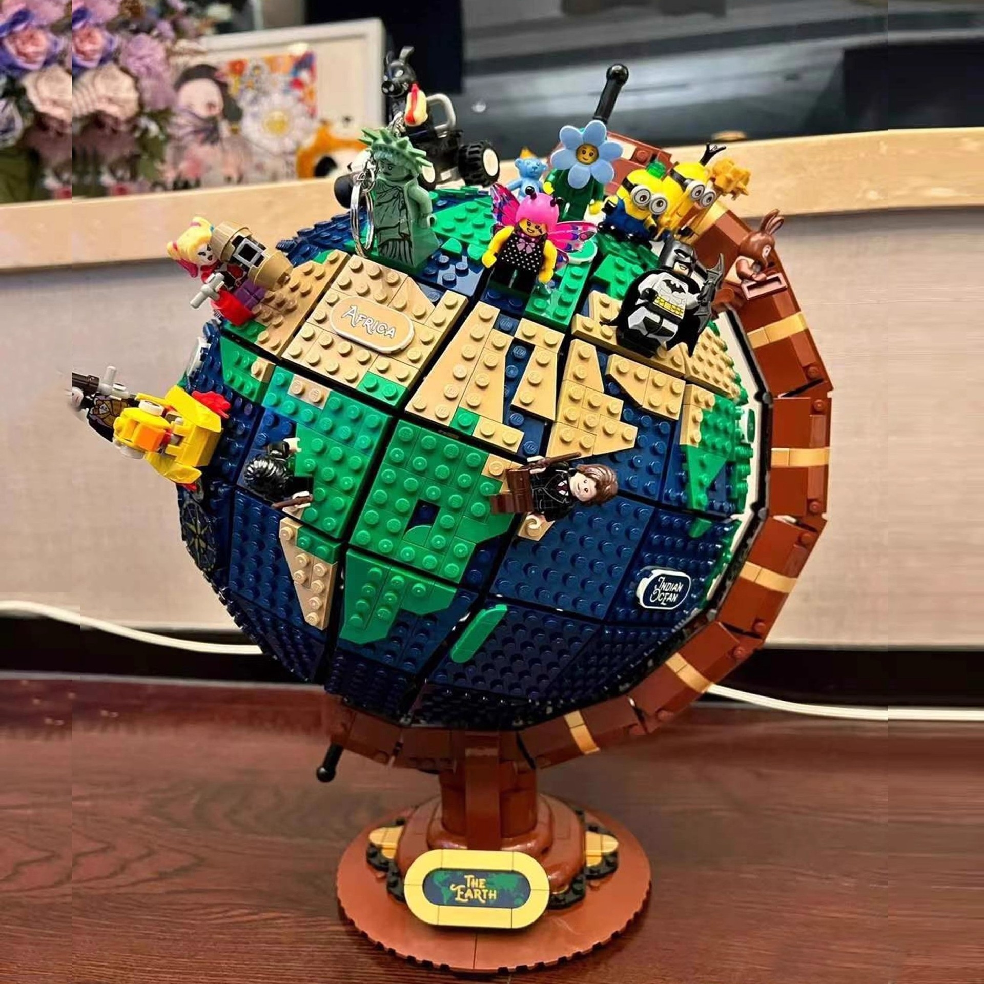 Creative Globe 21332 Building Set Large Display Piece Boys' Assembly Educational Toy Free Shipping