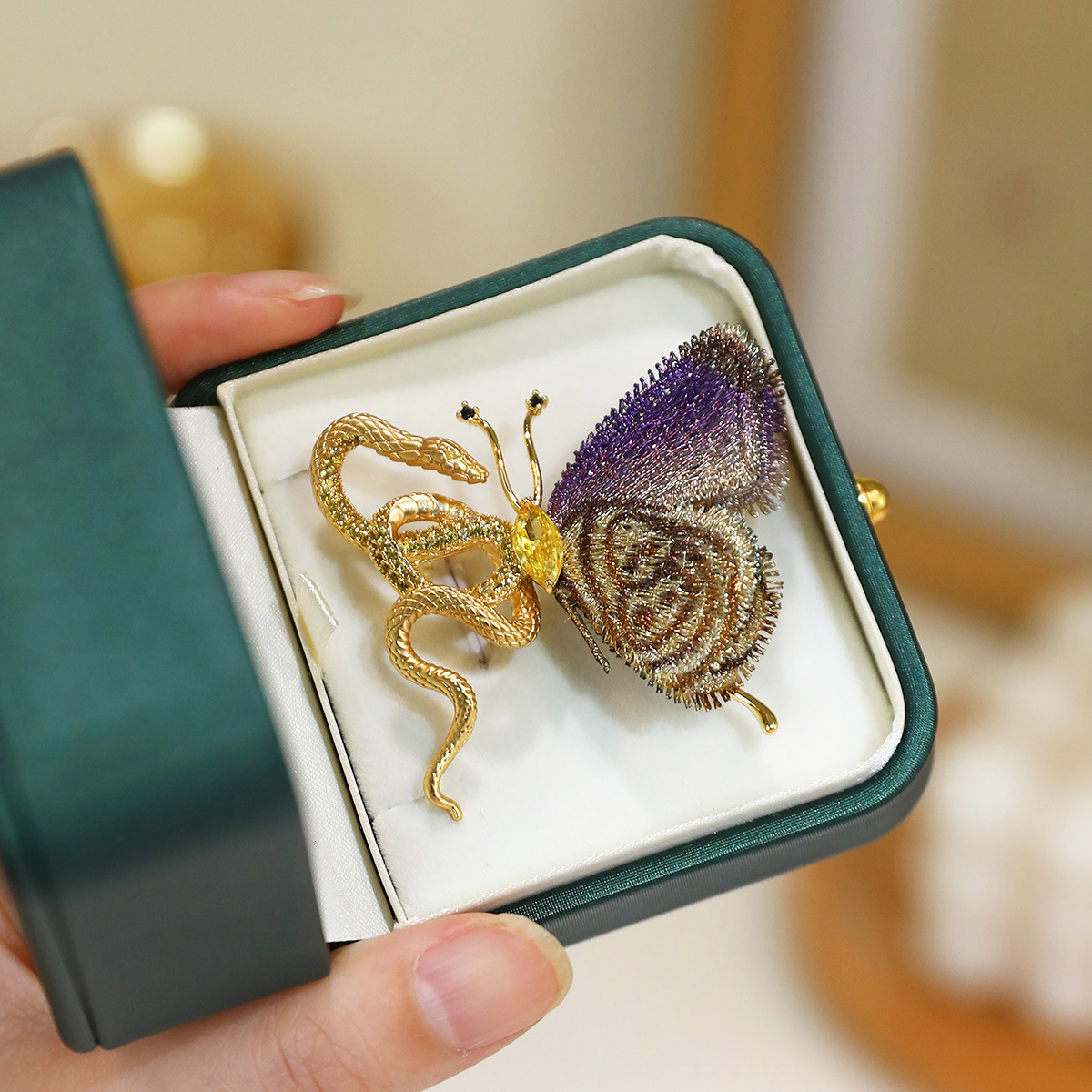 Vintage Brooch Exotic Snake And Butterfly Brooch High-End Elegant Light Luxury High-Grade Sense Of Design Exquisite Pin Accessories