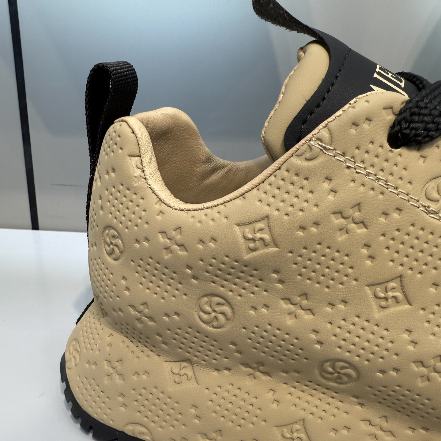Fashionable and versatile soft sole comfortable men's casual shoes 2026 new design embossed light luxury lightweight sports shoes size 39-44