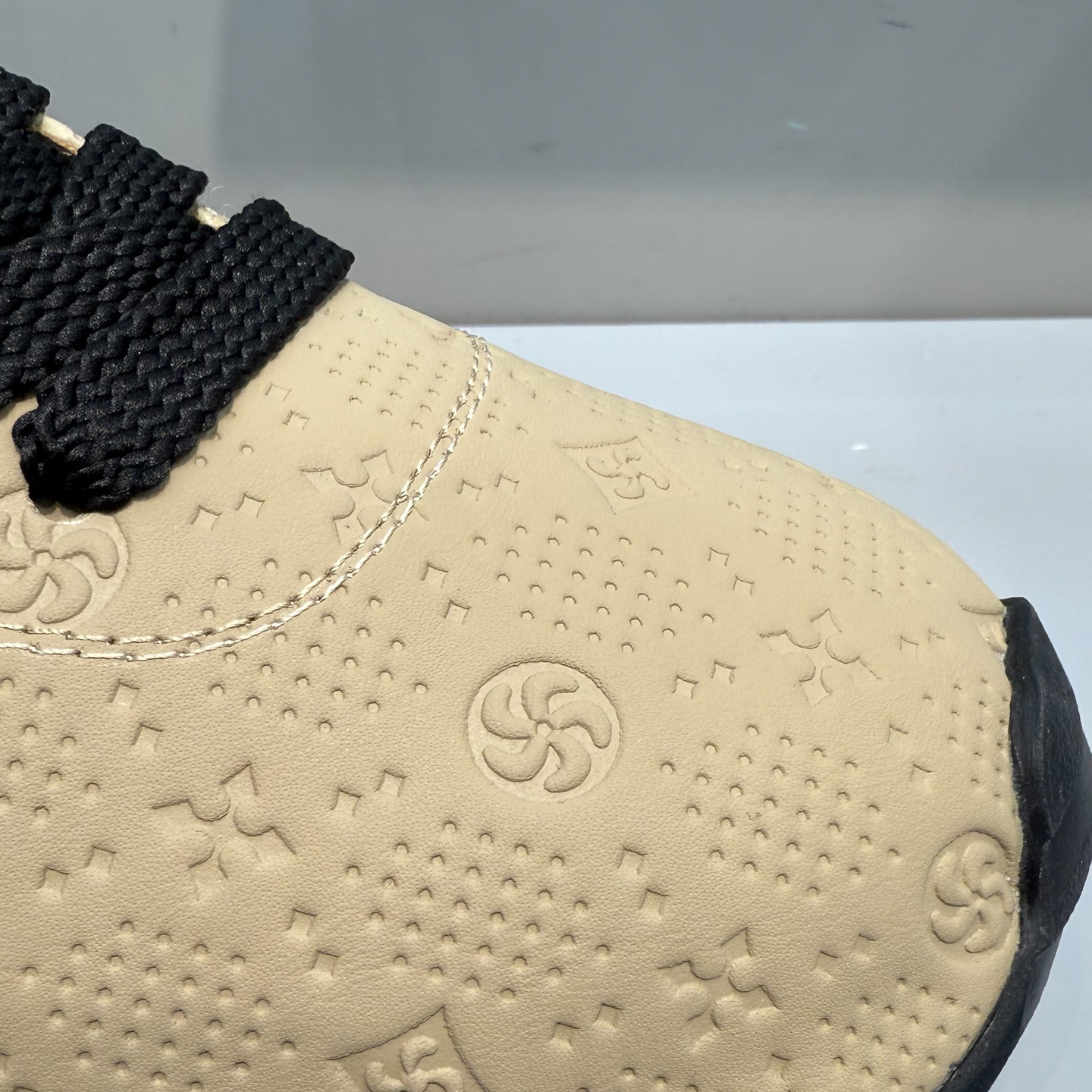 Fashionable and versatile soft sole comfortable men's casual shoes 2026 new design embossed light luxury lightweight sports shoes size 39-44