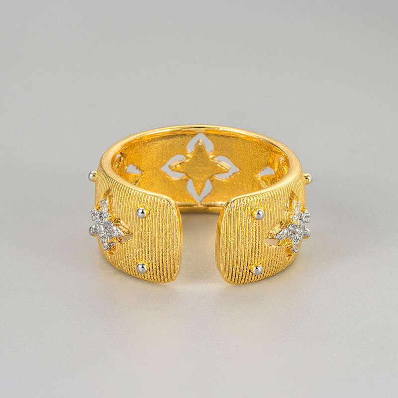 Ring Four-leaf Clover Two-tone Zircon Ring Italian Handcrafted Brushed Court Style Light Luxury Ring for Women Daily Office Wear