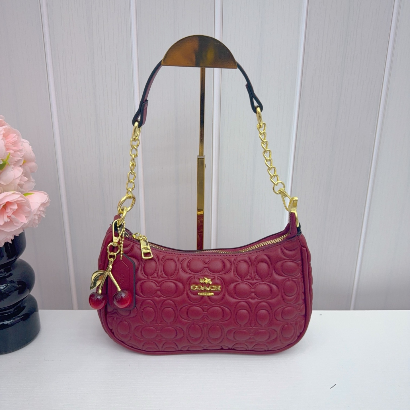 Fashion Classic Embossed Logo Crescent Bag Shoulder Bag underarm bag Crossbody Bag Gold Chain Adjustable Shoulder Strap Ideal For Daily Use, Parties, Dating, Travel