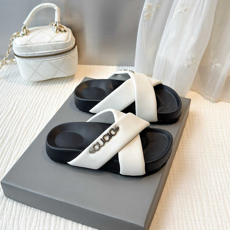 Soft Sole Slide Sandals for Outdoor Wear 2025 Fashion Thick Sole Beach Childrens Sandals Non-Slip Toddler L260113