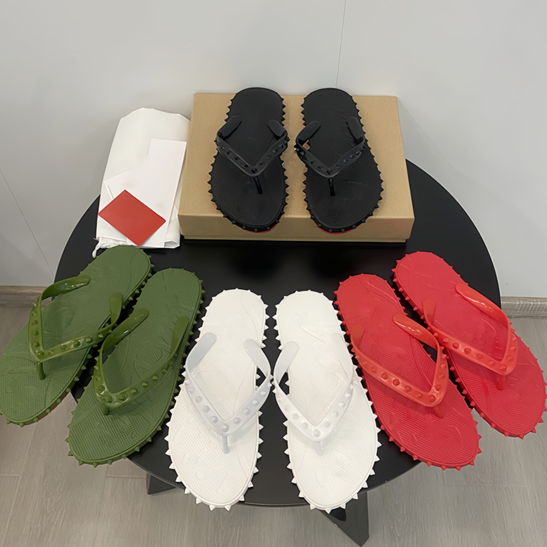 Men Women Designer Sandals Red Rivets Flip Flops Leather Slippers Fashion Luxury Bottomed Flat Beach Shoes Sneaker Summer 36-46