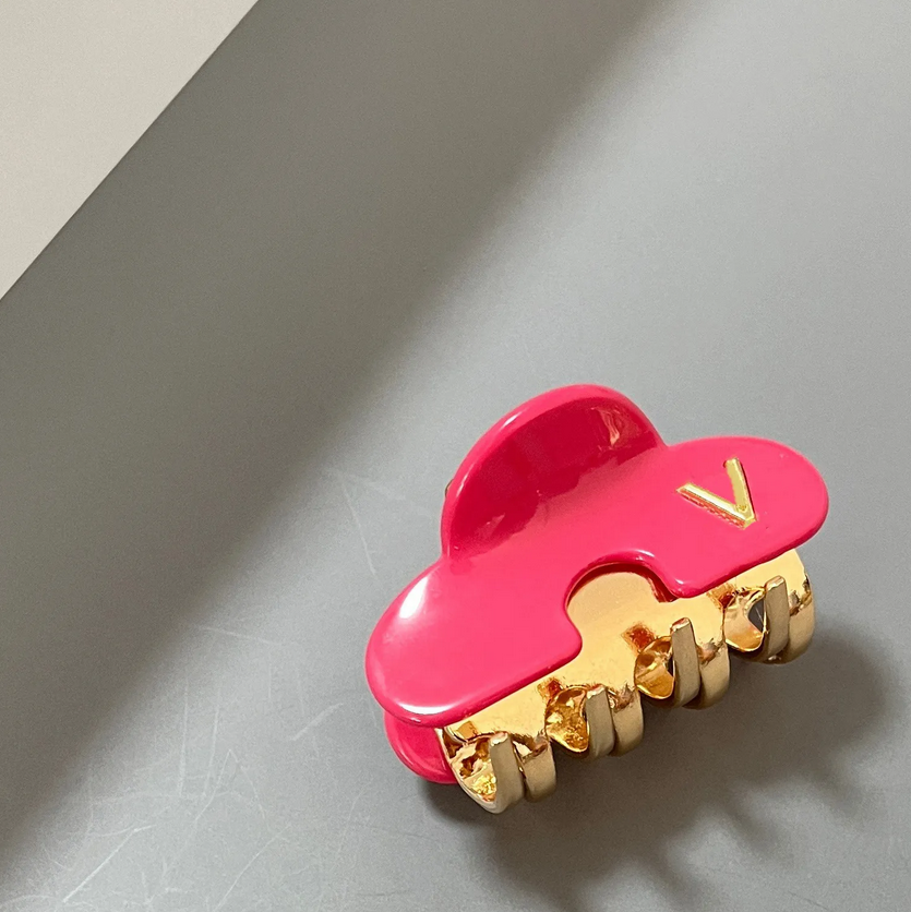 Stylish Black Enamel Hair Claw with Gold Tone Teeth, Initial Hair Clip, Women's Fashion Accessory for Secure Styling good exquisite