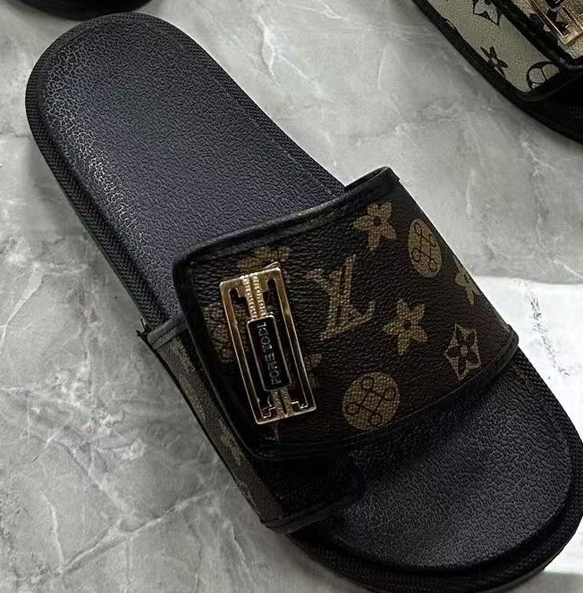 Designer Shoes Men Summer Indoor Home Slides Bathroom Shoes Comfortable Soft Flip Flops Outdoor Sandals Beach Slippers