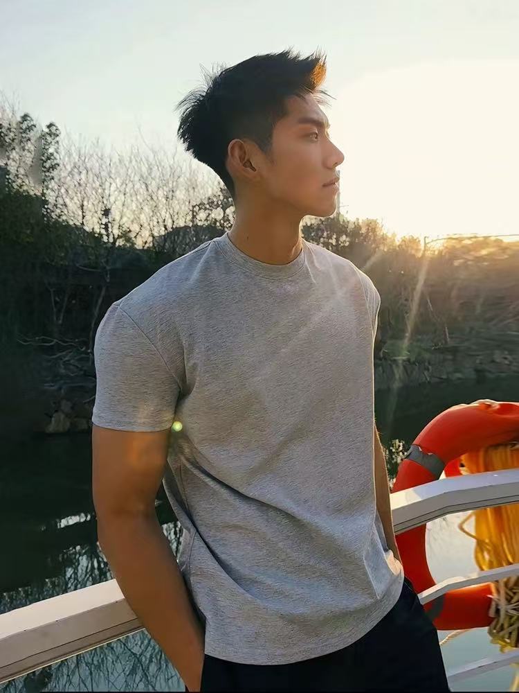 Men's tapered short-sleeved shirt a small neckline, short-sleeved an ID shoulder, fitness and body-showing three-quarter sleeve