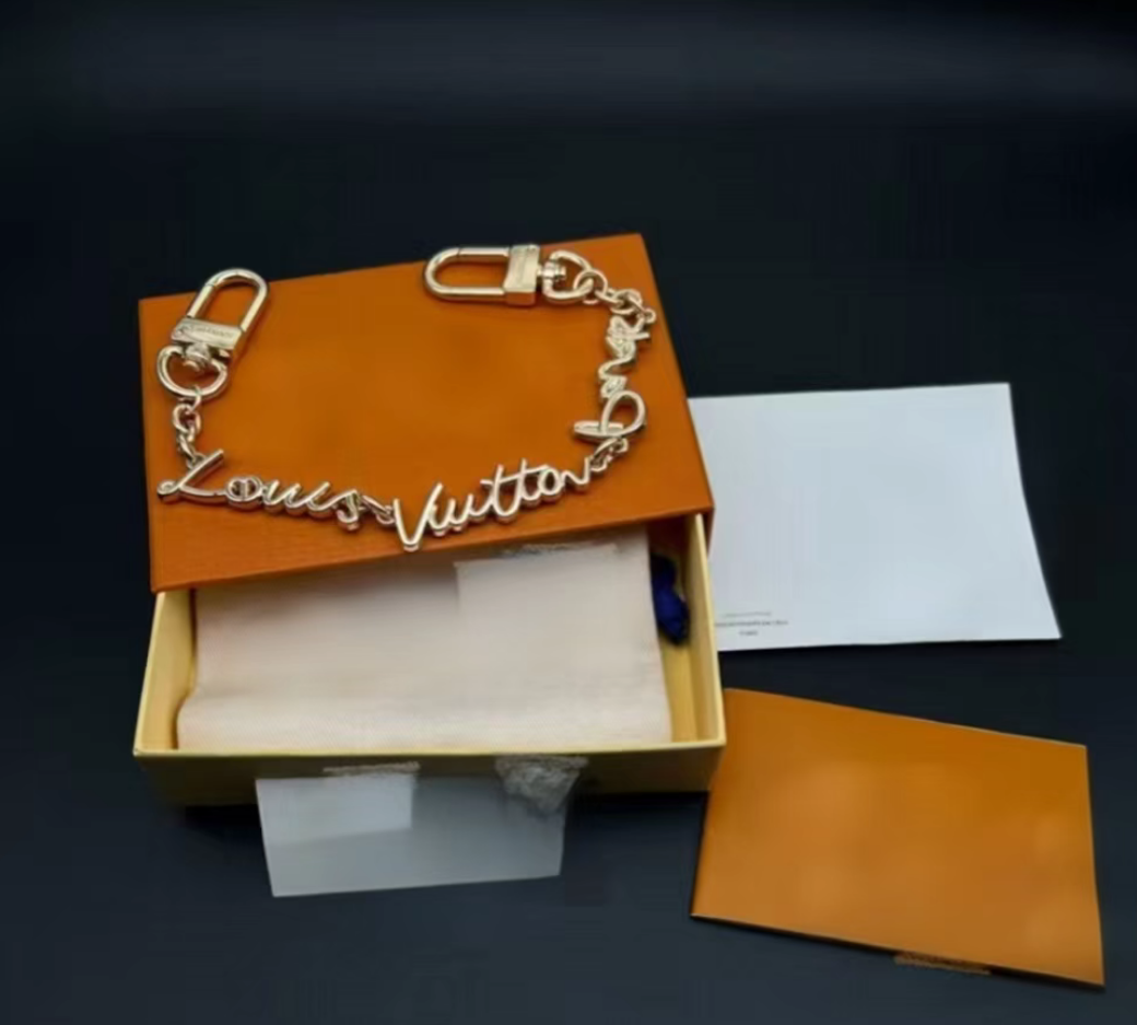 Luxury metal Paris V Script Chain Bag Charm fashion chain House designer classic gold sliver keychain Snap fastener mens ladies keychain Holiday gift lovely quality