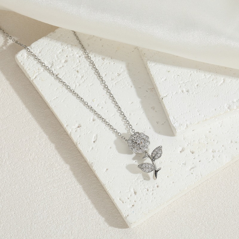 Women's Trendy Rose Flower Necklace Cubic Zirconia Micro Paved Non-Fading Clavicle Chain Elegant Fashion Jewelry