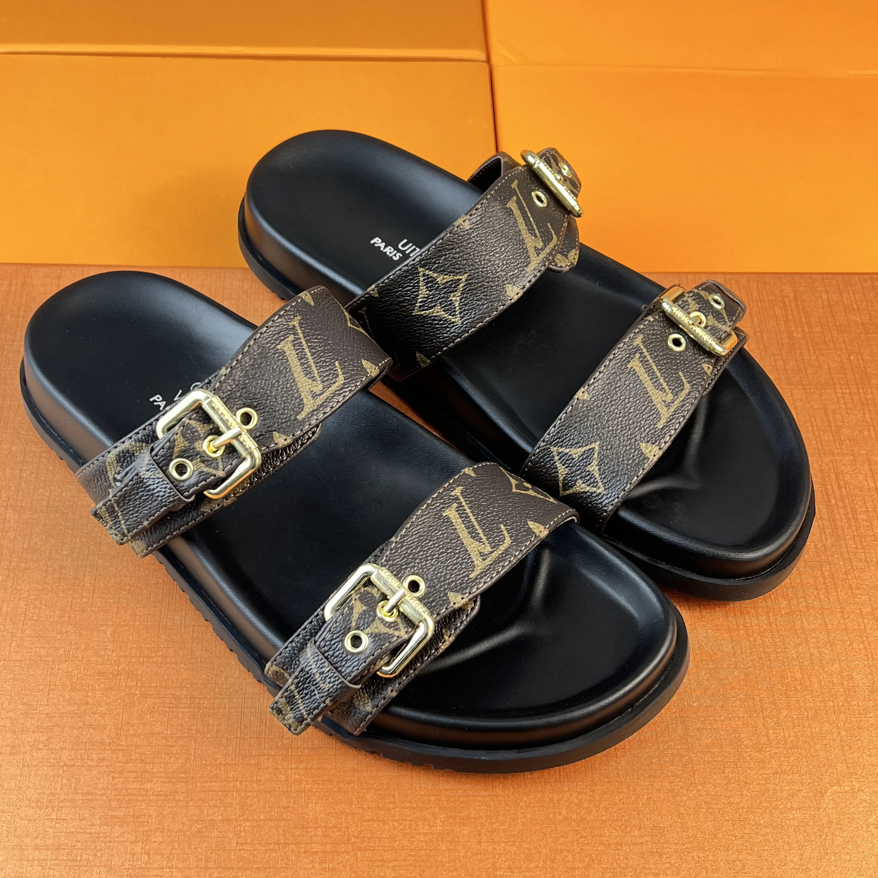 Designer Slippers sandals Men and Women brown slides Genuine Leather Casual Shoe summer beach gladiator Mules hasp Woman top quality Flat Slide Designer sandal A51