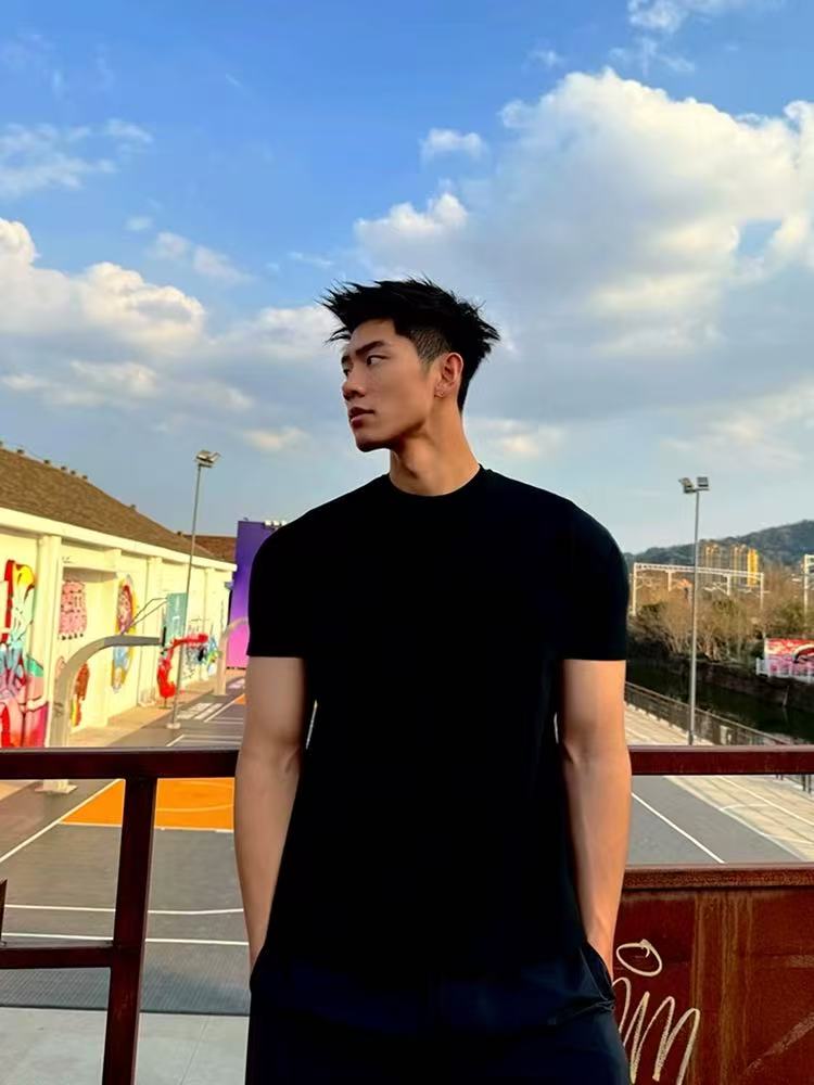 Men's tapered short-sleeved shirt a small neckline, short-sleeved an ID shoulder, fitness and body-showing three-quarter sleeve