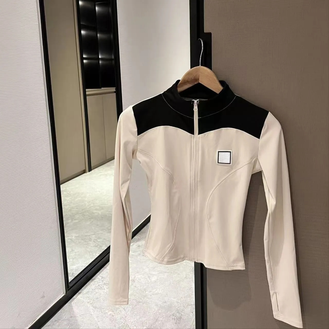 Women's Jackets Designer Coat Long Sleeves Tracksuits Contrast Color Zipped Jacket Luxury Shirts Black Tight Pants Sexy Sportswear Cropped Tops Gym Activewear