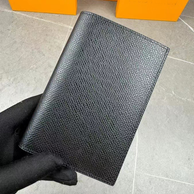 64502 Fashionable wallet - the perfect companion for your travels. Luxurious grain-patterned calfskin lining, elegant passport case