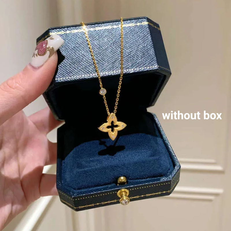 New Hollow Clover Bracelet for Women Rhinestones Vintage French Style Plated Four-Leaf Flower Jewelry with Tassels Hot Sale