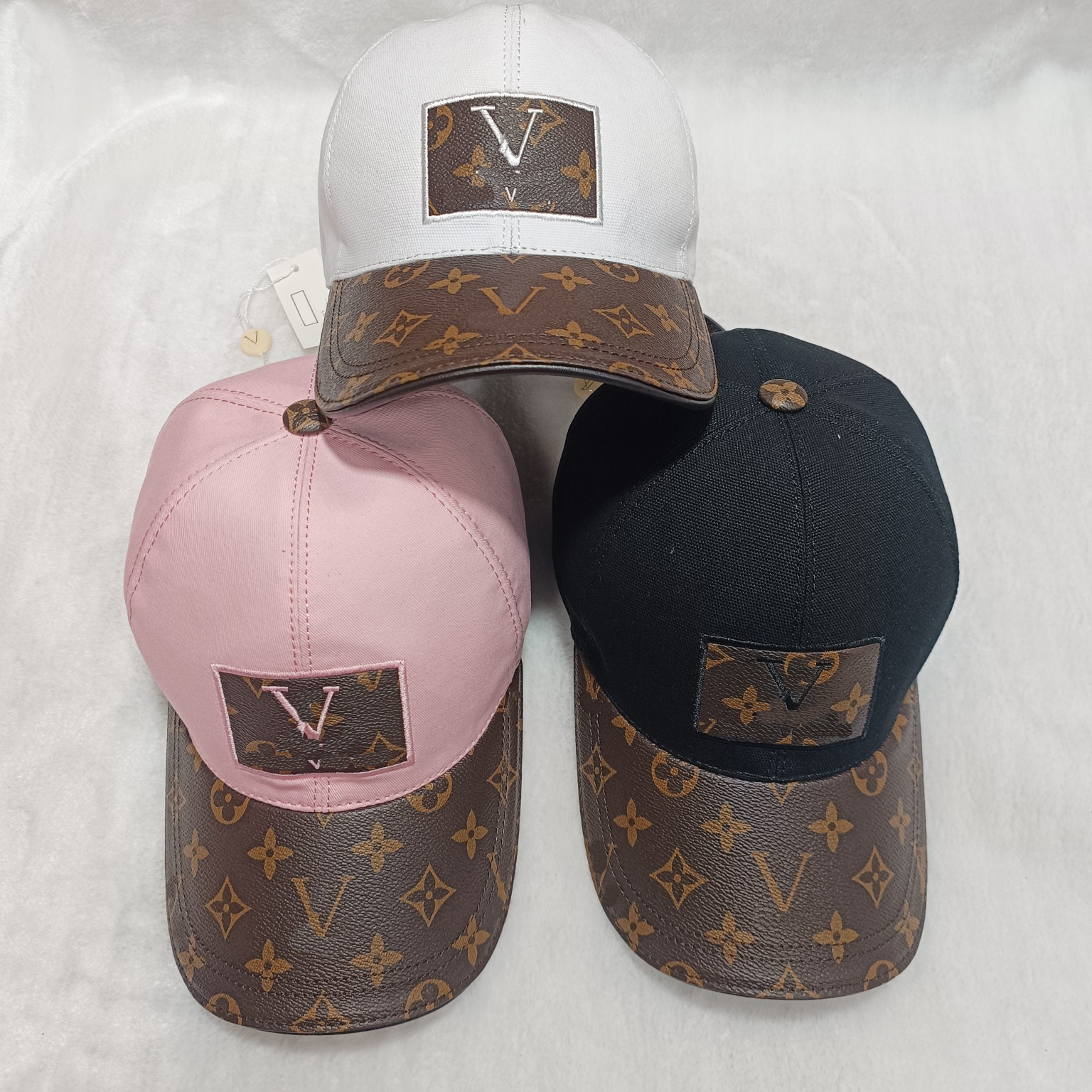 Fashionable Unisex Luxury Hat Premium Brand Mens & Womens Sunglasses Accessory w/ Customized Lettering