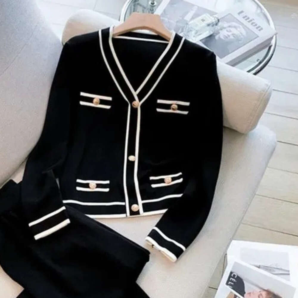 Designer Women's Sports Suit Winter Knitted Two-piece Set Women's Elegant V-neck Patch Sweater Pants Set Red High-quality Women's Casua