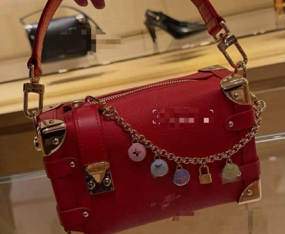 Luxury metal Paris V Script Chain Bag Charm fashion House designer classic gold sliver keychain Snap fastener mens ladies keychain Holiday gift lovely quality520