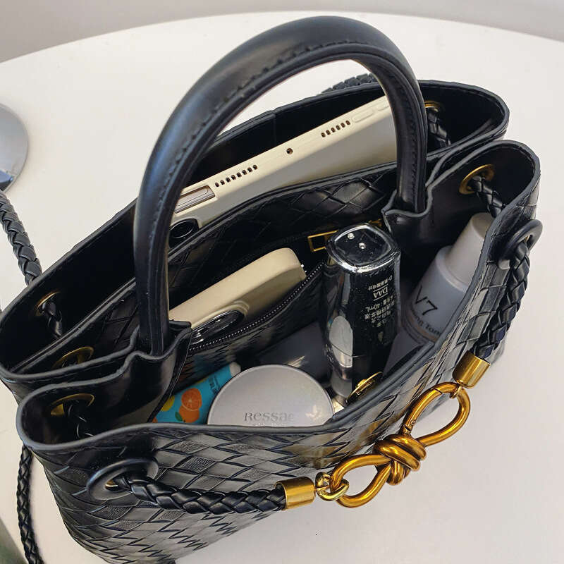 New Women's Niche High-End Metal Rope Buckle Woven Shoulder Fashion Versatile Retro Commuter Bag Trendy