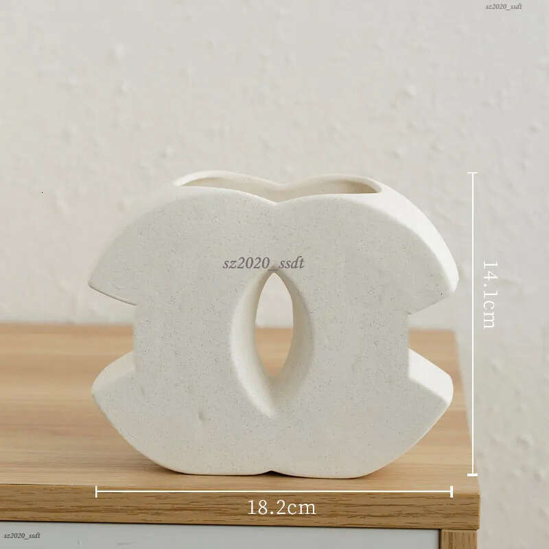 Designer Ceramic Vase Classic Design White Vase INS Style High end Vase Cream Style Nordic Table Decoration Vase Home Decoration