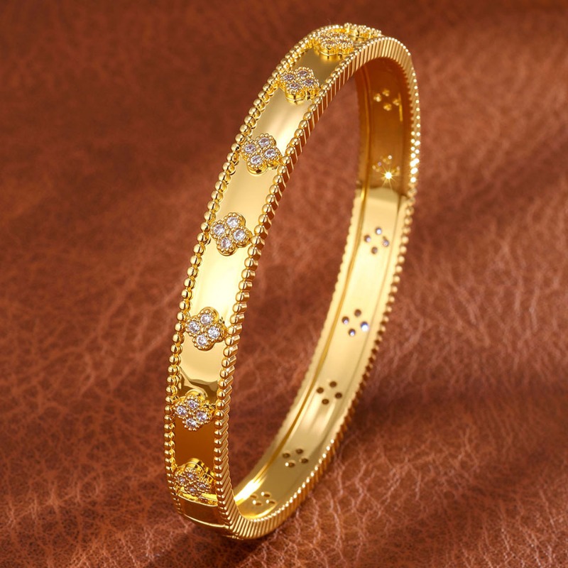 Designer New Exquisite Clover Pattern Bangle For Women Light Luxury Tarnish Resistant Fashion Versatile Jewelry