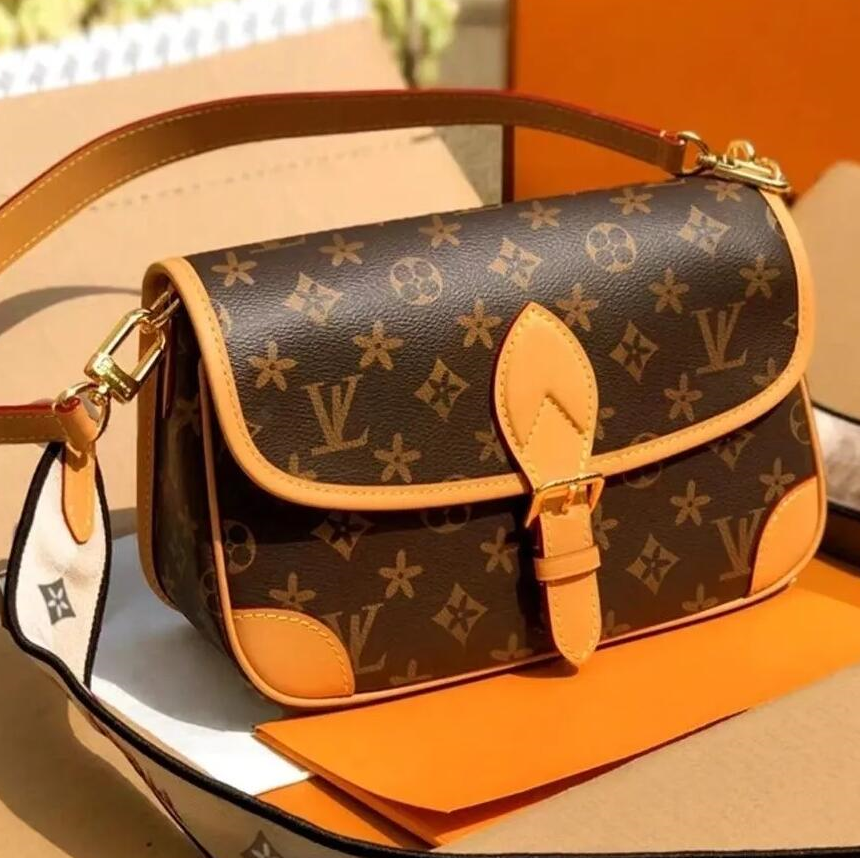 Women Luxurys Designer Bag Crossbody Diane Baguette Classic Vintage Canvas Strap Flower Flap Letters Clutch Shoulder Bags louisities vittonn bag viitton vuittion