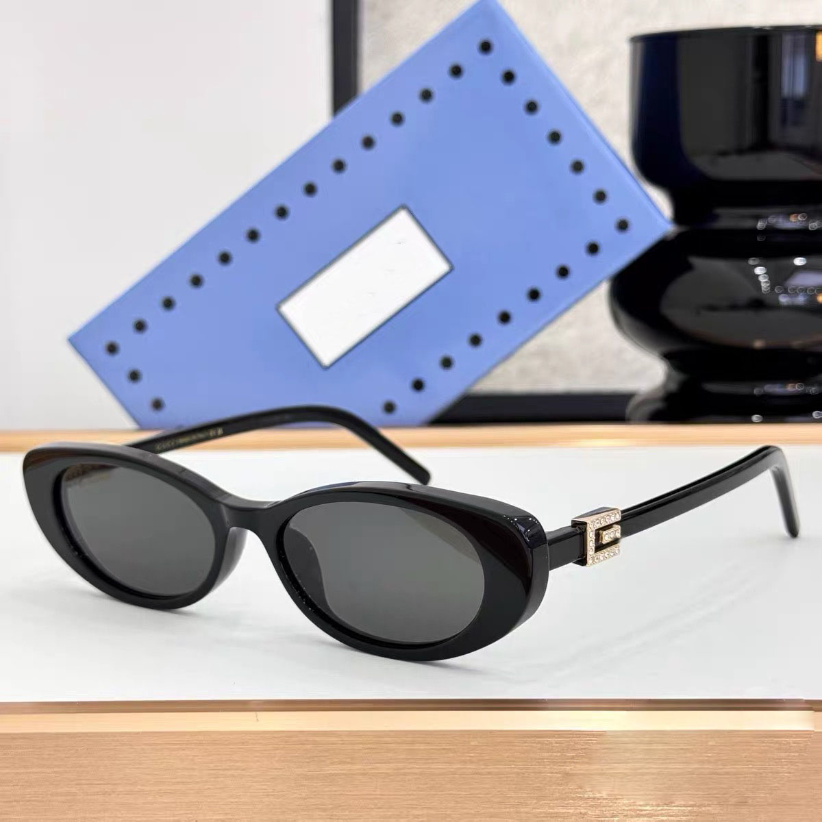 Sunglasses for women Cat Eye with diamonds Small frame type Travel photography trend man glasses Beach shading UV protection polarized glasses gift box nice