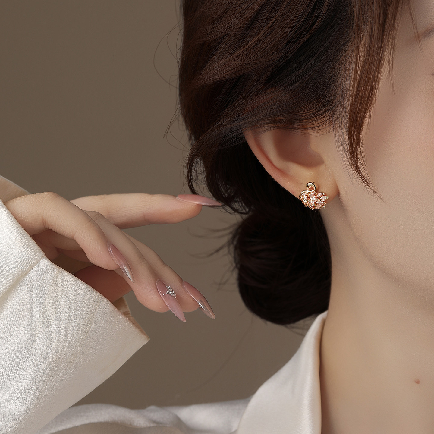 Anti-Exposure Small Brooch for Women, High-End Elegant Copper Zircon Inlaid Collar Pin, Chest Flower Decoration, Clothing Accessories, Wholesale