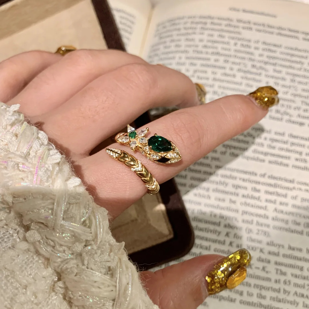 Luxury Brand Designer Jewelry Vintage Retro Style Emerald Snake Ring Light Luxury High-End Sense Diamond-Encrusted Wrapped Snake-Shaped Adjustable Ind