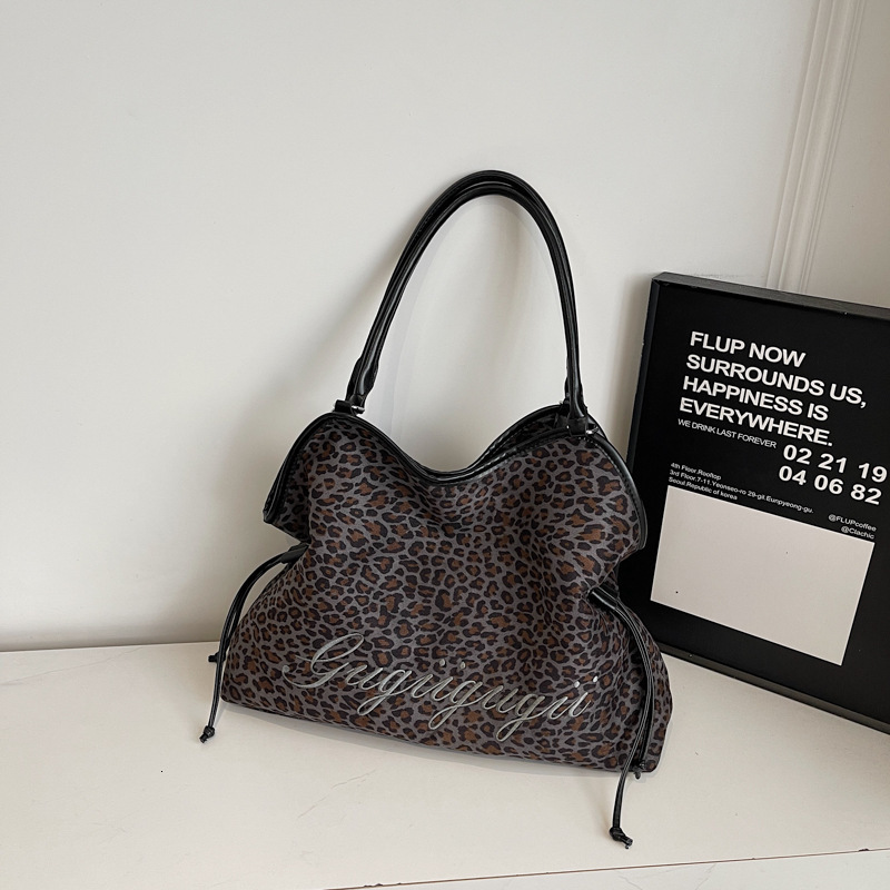 Handbag High Quality Comfortable Fashion Large Capacity Casual Travel Womens Bag Handmade Tassel Handbags 241114