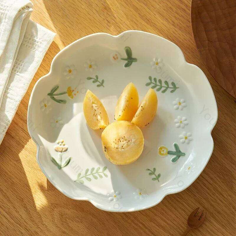 Tableware Elegant Flowers Relief Ceramic Plates Creative Circular Design High End Fish Dining Plate Exquisite Kitchenware for Dining Room Decor