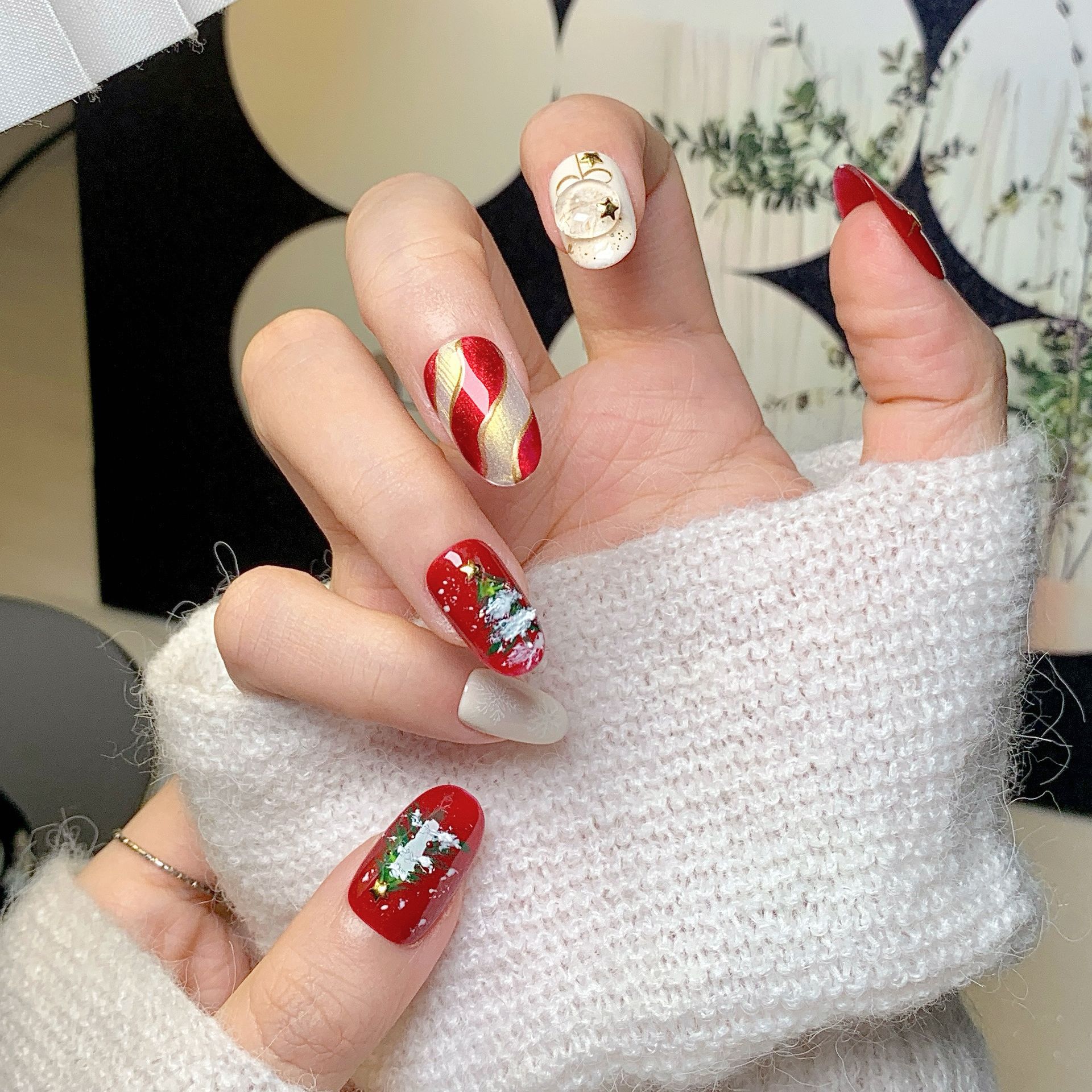 wholesale artificial acrylic christmasthemed nails featuring detailed craftsmanship