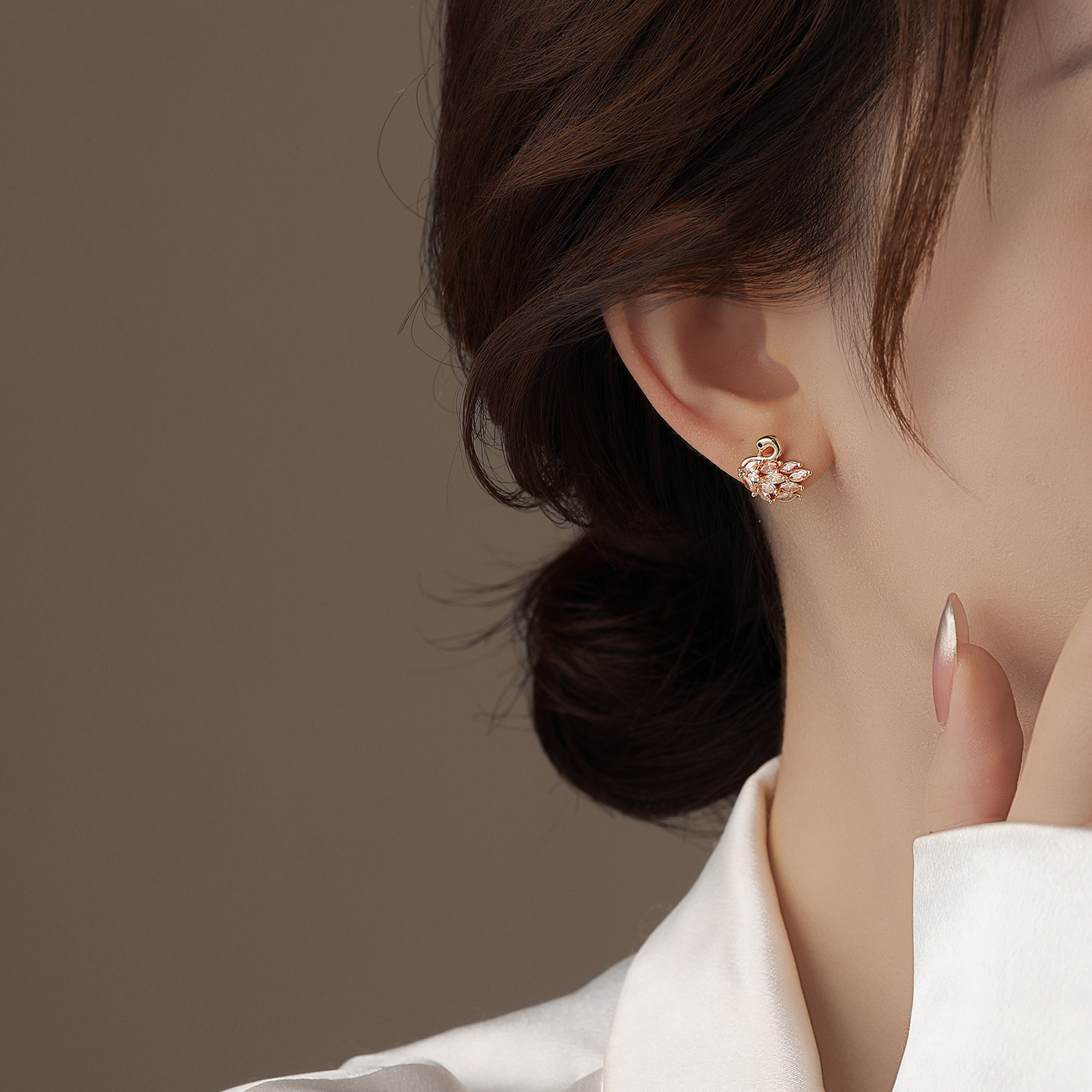 Anti-Exposure Small Brooch for Women, High-End Elegant Copper Zircon Inlaid Collar Pin, Chest Flower Decoration, Clothing Accessories, Wholesale