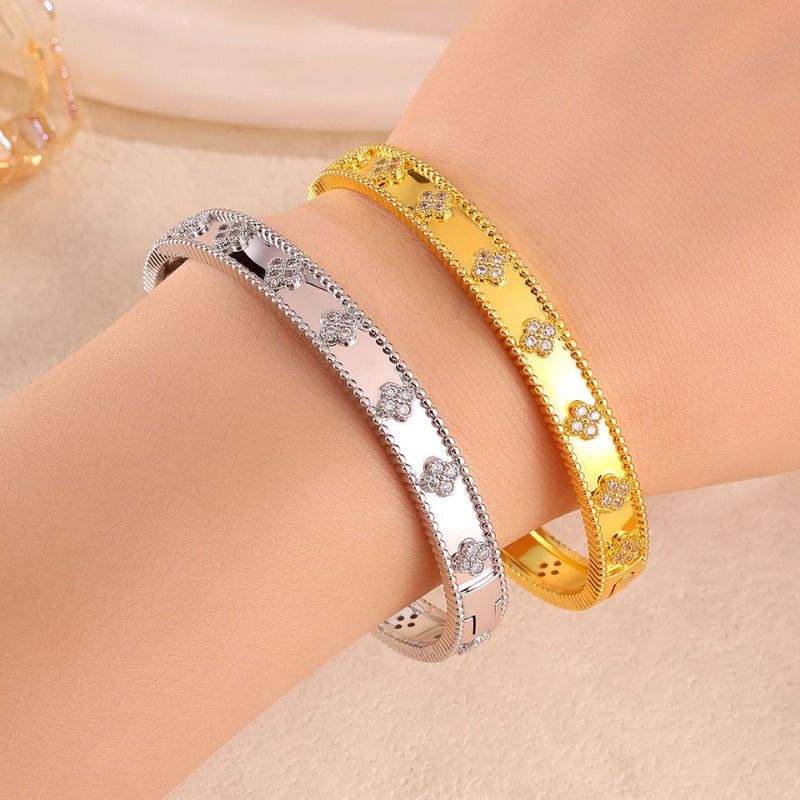 Designer New Exquisite Clover Pattern Bangle For Women Light Luxury Tarnish Resistant Fashion Versatile Jewelry