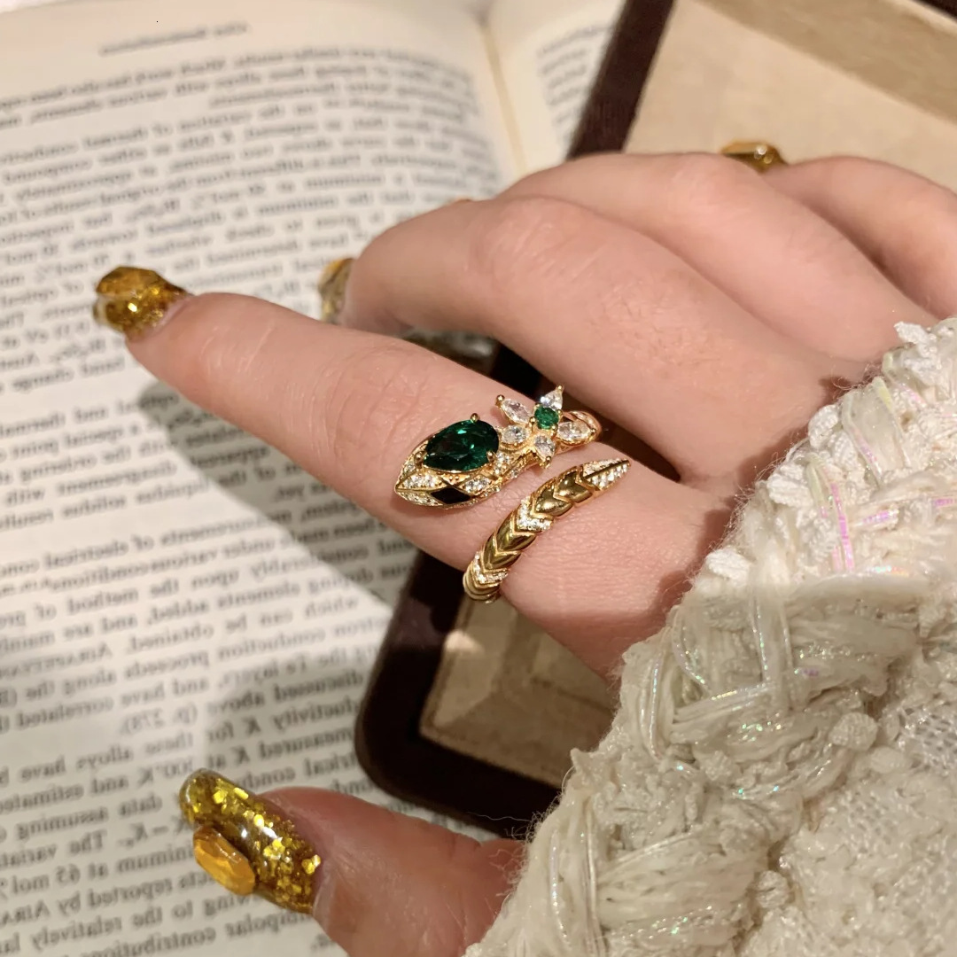 Luxury Brand Designer Jewelry Vintage Retro Style Emerald Snake Ring Light Luxury High-End Sense Diamond-Encrusted Wrapped Snake-Shaped Adjustable Ind