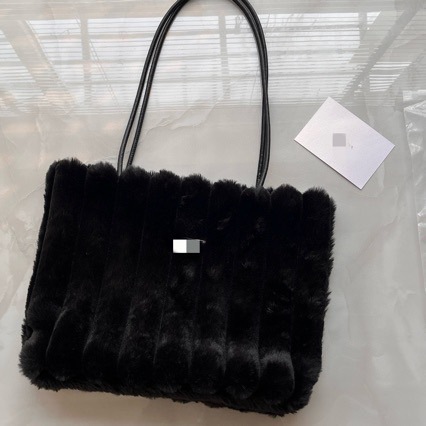 Autumn and Winter Plush Underarm Hand-held Striped Tote Bag Is Versatile Casual and Has A Large Capacity