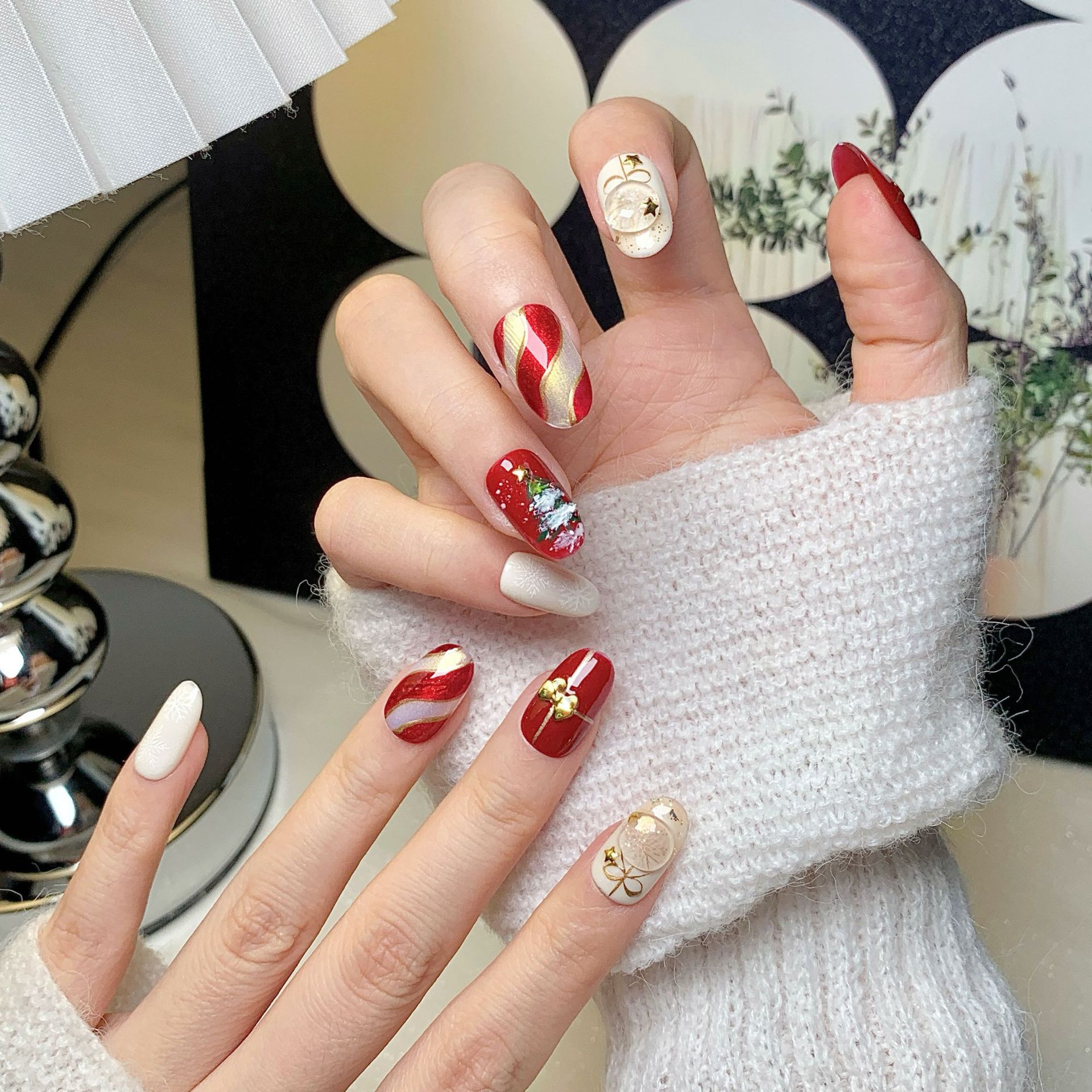 wholesale artificial acrylic christmasthemed nails featuring detailed craftsmanship