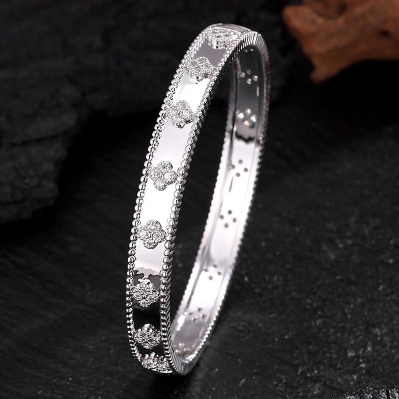 Designer New Exquisite Clover Pattern Bangle For Women Light Luxury Tarnish Resistant Fashion Versatile Jewelry