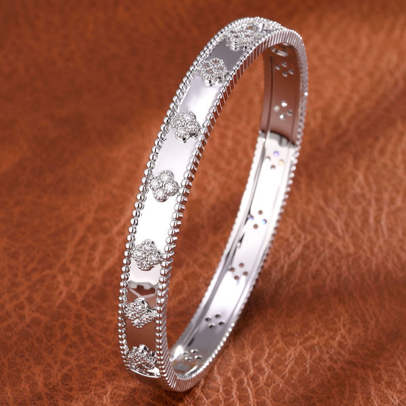 Designer New Exquisite Clover Pattern Bangle For Women Light Luxury Tarnish Resistant Fashion Versatile Jewelry