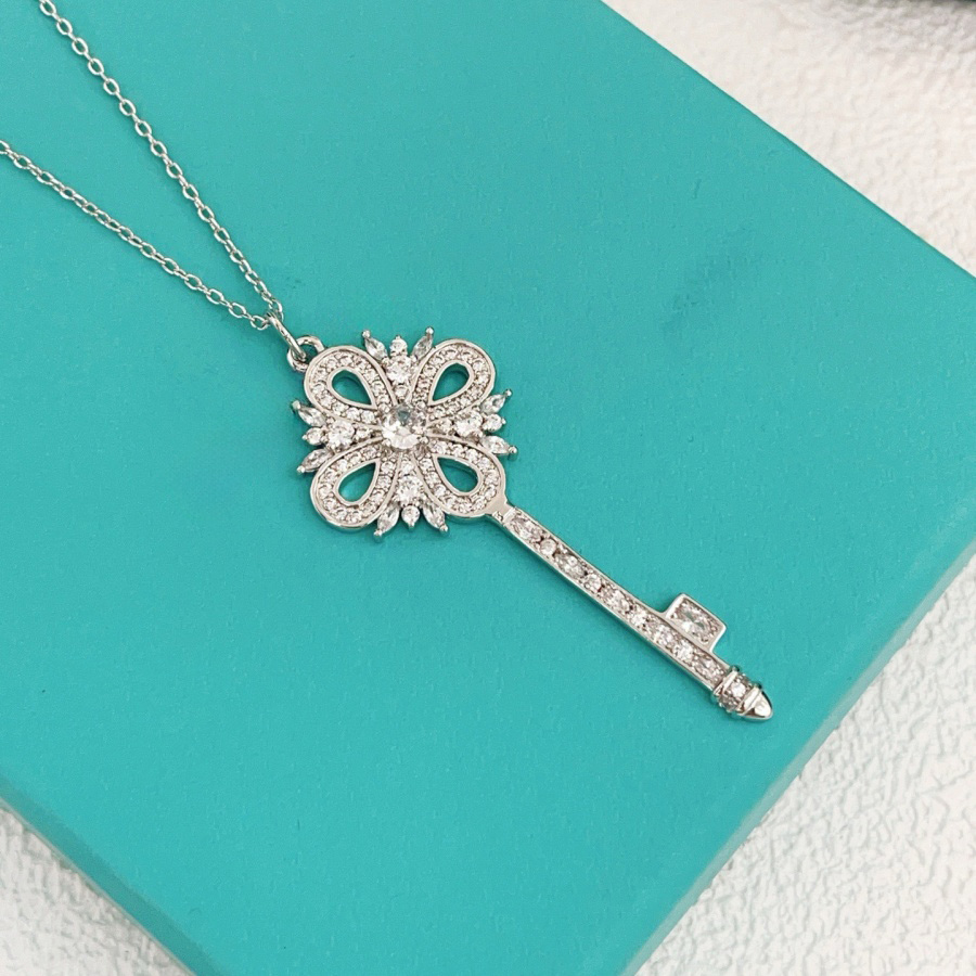 Designer Necklaces Women Jewelry Fashion Pendant Necklace Classic Luxury Elegant Heart Smiley Key Pattern Multiple Choices for Daily Wear