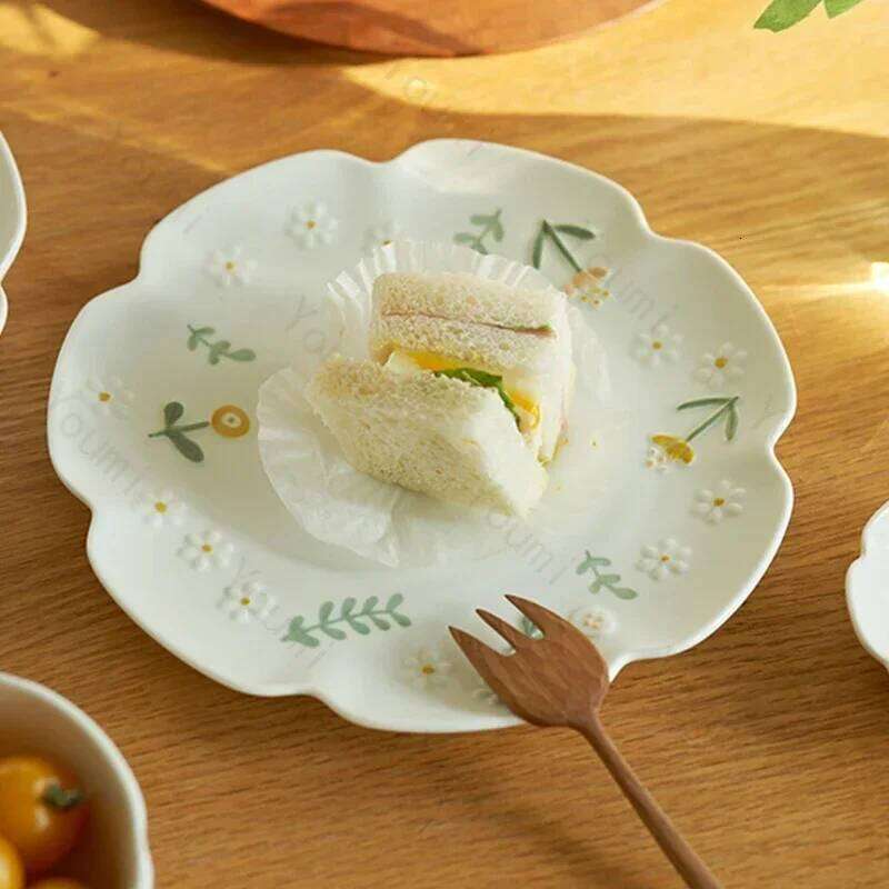 Tableware Elegant Flowers Relief Ceramic Plates Creative Circular Design High End Fish Dining Plate Exquisite Kitchenware for Dining Room Decor