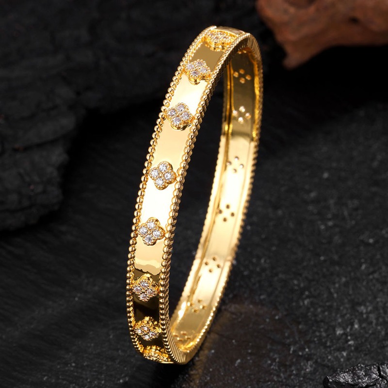 Designer New Exquisite Clover Pattern Bangle For Women Light Luxury Tarnish Resistant Fashion Versatile Jewelry