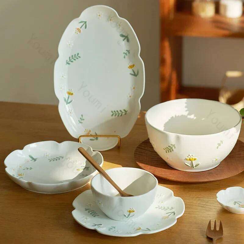 Tableware Elegant Flowers Relief Ceramic Plates Creative Circular Design High End Fish Dining Plate Exquisite Kitchenware for Dining Room Decor