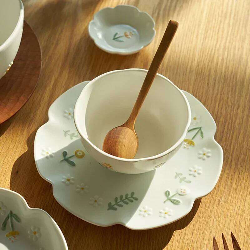 Tableware Elegant Flowers Relief Ceramic Plates Creative Circular Design High End Fish Dining Plate Exquisite Kitchenware for Dining Room Decor