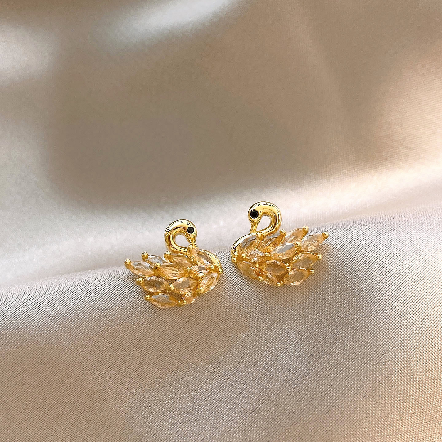 Anti-Exposure Small Brooch for Women, High-End Elegant Copper Zircon Inlaid Collar Pin, Chest Flower Decoration, Clothing Accessories, Wholesale