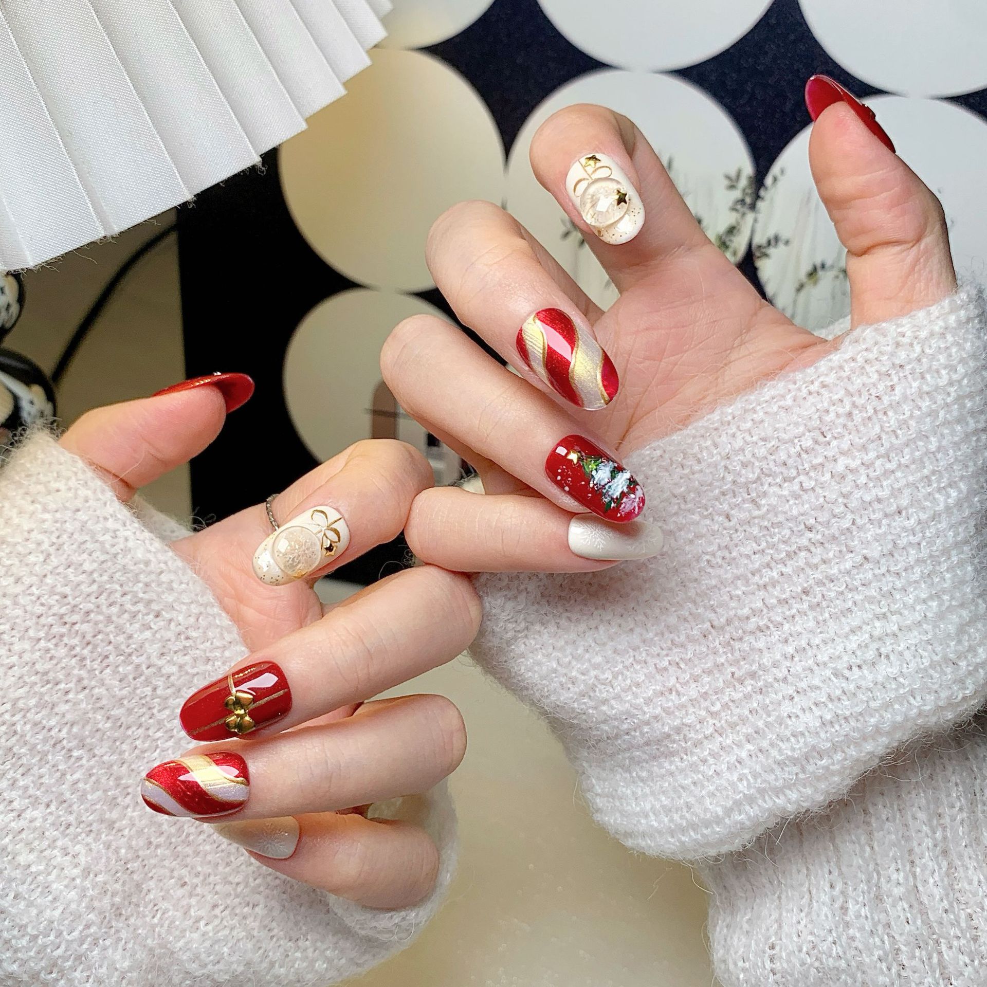wholesale artificial acrylic christmasthemed nails featuring detailed craftsmanship