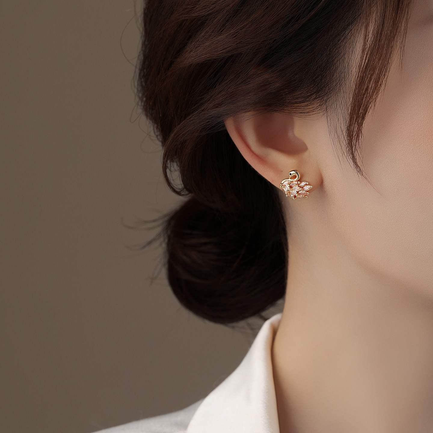 Anti-Exposure Small Brooch for Women, High-End Elegant Copper Zircon Inlaid Collar Pin, Chest Flower Decoration, Clothing Accessories, Wholesale